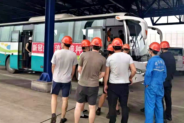疫苗接種專(zhuān)車(chē)直接開(kāi)到“明州68”輪船舷邊為船員進(jìn)行現(xiàn)場(chǎng)疫苗接種。朱文達(dá)攝_副本_副本.jpg