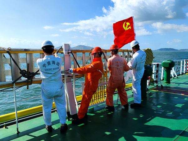 寧波海運所屬“明州502”輪在臺風來臨前，組織黨員志愿者做好船舶舷梯的加固。魏佳裕攝_副本_副本.jpg