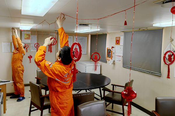 “浙能7”輪開展新春氛圍布置。張全利 攝_副本.jpg