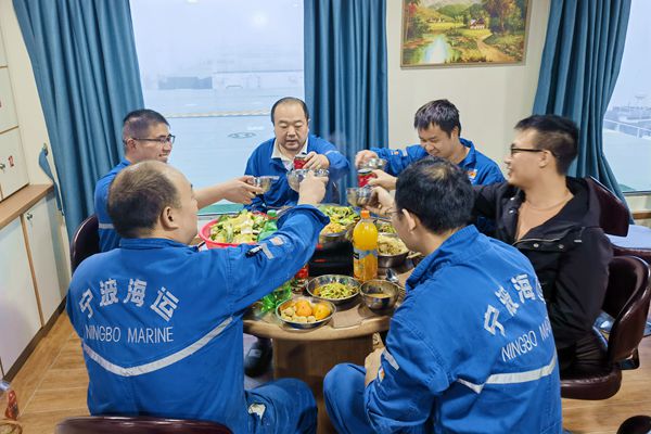 “明州506”輪船員們圍坐一爐享受美味。楊天賜 攝_副本.jpg