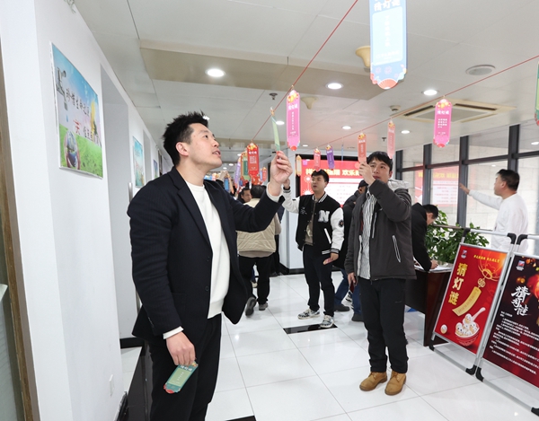 寧波海運職工參加猜燈謎活動。陸瑩攝_副本.jpg