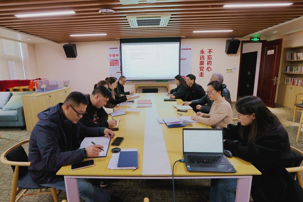 寧波海運管理部門第二黨支部學貫黨代會精神。陸瑩 攝_副本.jpg