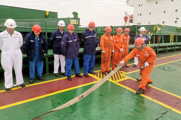 “明州59”輪船舶舉行了拋水龍帶實操比賽。林建偉 攝_副本.jpg