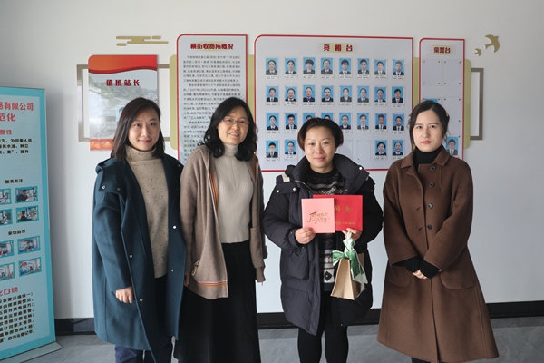寧波海運(yùn)工會(huì)慰問(wèn)病困女職工。林峰 攝_副本.jpg