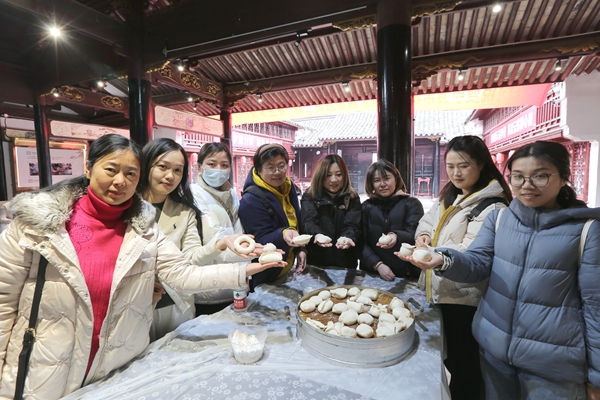 手工制作油包活動(dòng)。陸瑩 攝_副本.jpg