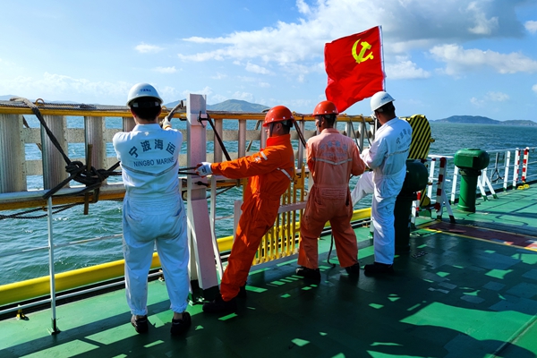 寧波海運(yùn)船舶青年在臺(tái)風(fēng)天氣來(lái)臨前，對(duì)甲板懸梯進(jìn)行捆扎牢固作業(yè)。_副本.jpg