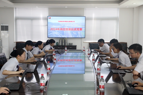收費員技能比武理論知識采取無紙化答題。林峰攝_副本.jpg