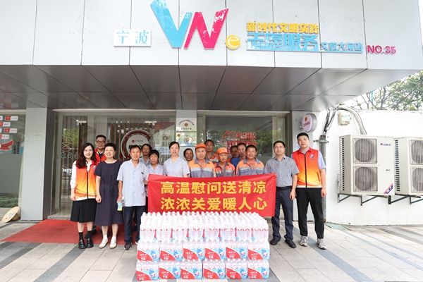 送清涼-環(huán)衛(wèi)工人。陸瑩攝1#_副本.jpg